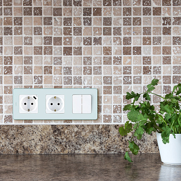 Розетка Legrand Inspiria встраиваемая белая со шторками (673730)