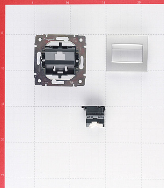 Розетка компьютерная Legrand Valena встраиваемая алюминий (694334)