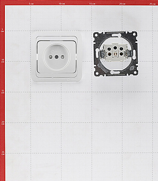 Розетка Makel Mimoza встраиваемая белая со шторками (12052)