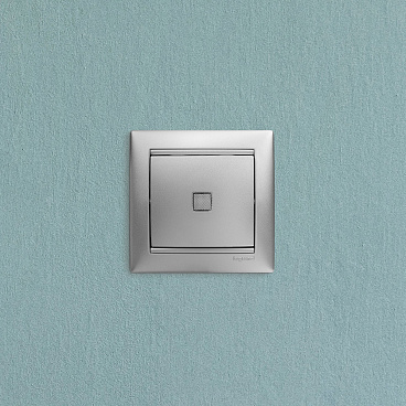 Выключатель Legrand Valena одноклавишный встраиваемый алюминий с подсветкой (694340)