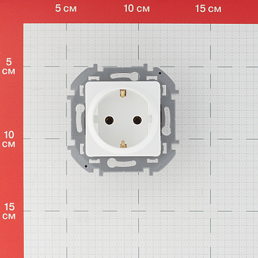 Розетка Legrand Inspiria встраиваемая белая (673720)