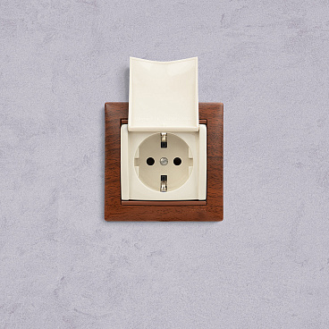 Розетка Legrand Valena встраиваемая слоновая кость с крышкой (695614)