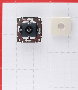 Розетка телевизионная Legrand Valena встраиваемая слоновая кость (695617)