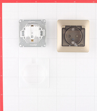 Розетка Systeme Electric Glossa встраиваемая титан со шторками с крышкой (GSL000448)