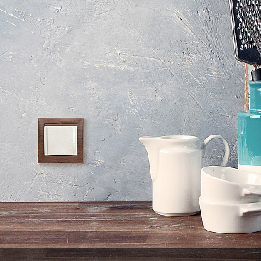 Розетка Legrand Valena встраиваемая слоновая кость с крышкой (695614)