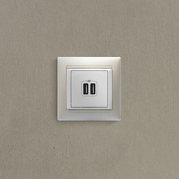 Розетка USB Legrand Valena встраиваемая белая 2хUSB-A (694370)