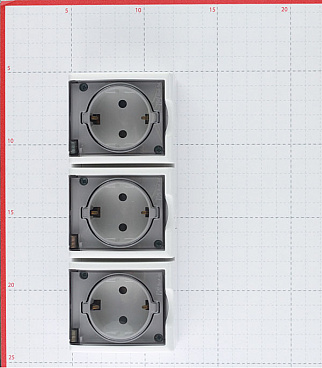 Розетка Simon 15 Aqua накладная белая со шторками с крышкой (1594447-030)