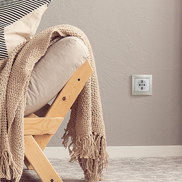 Розетка Legrand Valena встраиваемая белая (694280)