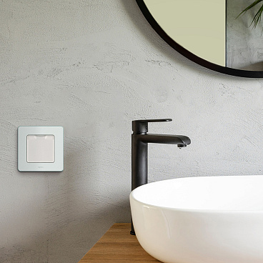 Розетка Legrand Inspiria встраиваемая белая со шторками с крышкой (673740)