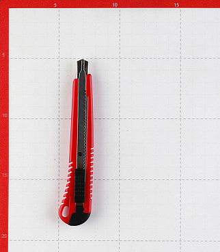 Нож строительный Hesler 9 мм с сегментированным лезвием пластиковый корпус