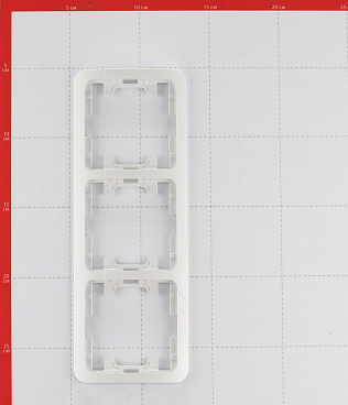 Рамка Makel Mimoza трехместная белая (22013)