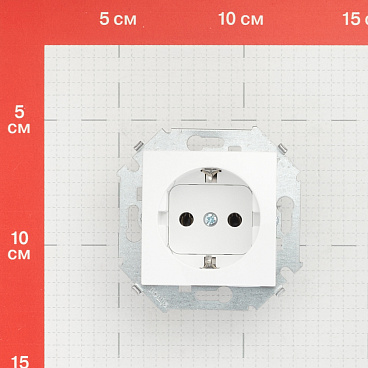 Розетка Simon 15 встраиваемая белая (1591432-030)