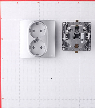 Розетка Legrand Etika встраиваемая алюминий со шторками (672433)