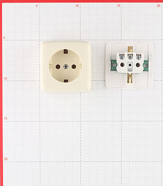 Розетка Hegel Alfa накладная слоновая кость с изолирующей пластиной (РА16-113-01)
