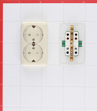 Розетка Hegel Alfa накладная слоновая кость тонкая со шторками (РА16-184-01)