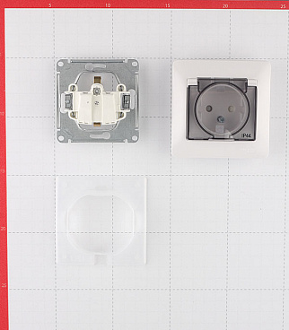 Розетка Systeme Electric Glossa встраиваемая белая со шторками с крышкой (GSL000148)