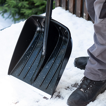 Лопата снеговая Plantic Snow полипропилен с деревянным черенком 1330х355 мм (12003-01)