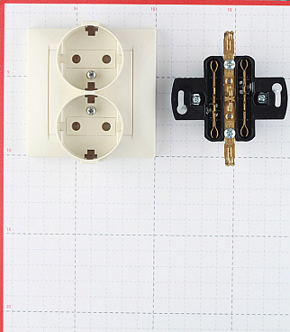 Розетка Simon 15 встраиваемая слоновая кость (1590459-031)