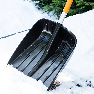 Лопата снеговая Plantic SnowLight полипропилен с алюминиевым черенком 1330х360 мм (12001-01)