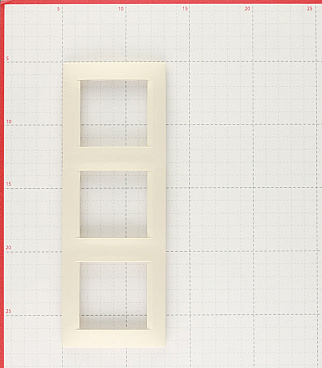 Рамка Simon 15 трехместная слоновая кость (1500630-031)