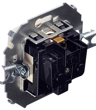 Розетка Simon 15 встраиваемая слоновая кость со шторками (1591443-031)