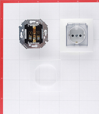 Розетка Simon 15 встраиваемая белая со шторками с крышкой (1590450-030)