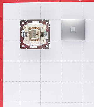 Выключатель Legrand Valena одноклавишный встраиваемый алюминий с подсветкой (694340)