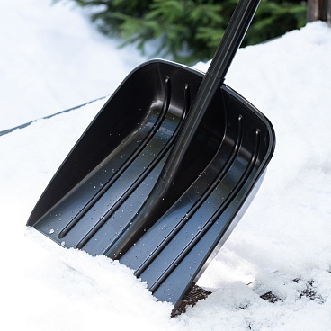 Лопата снеговая Plantic Snow полипропилен с деревянным черенком 1330х355 мм (12003-01)