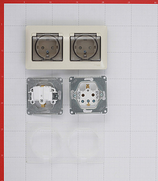 Розетка Systeme Electric Glossa встраиваемая бежевая со шторками с крышкой (GSL000247)
