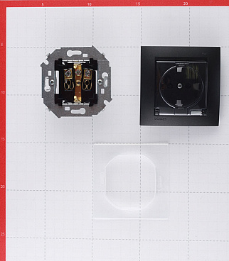 Розетка Simon 15 встраиваемая графит со шторками с крышкой (1590450-038)