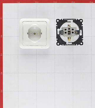 Розетка Makel Mimoza встраиваемая белая со шторками (12058)