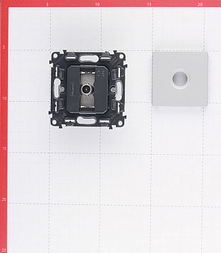 Розетка телевизионная Legrand Valena Life встраиваемая алюминий (753651)