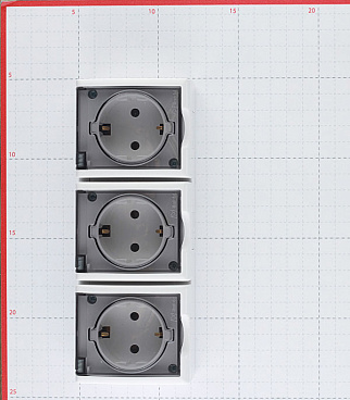 Розетка Simon 15 Aqua накладная белая с крышкой (1594437-030)
