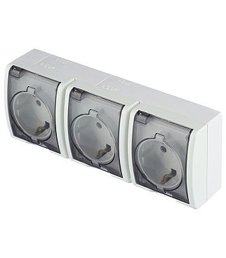 Розетка Simon 15 Aqua накладная белая со шторками с крышкой (1594447-030)