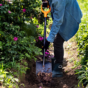 Лопата штыковая Plantic Terra стальная остроугольная садовая с металлическим черенком 800 мм (11003-01)