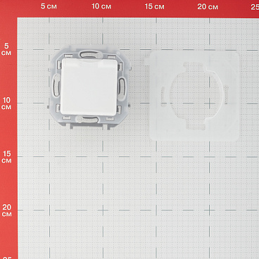 Розетка Legrand Inspiria встраиваемая белая со шторками с крышкой (673740)