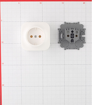 Розетка Legrand Quteo накладная белая (782210)