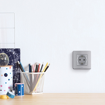 Розетка Legrand Inspiria встраиваемая алюминий (673722)