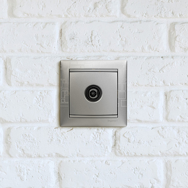 Розетка телевизионная Legrand Valena встраиваемая алюминий (694345)