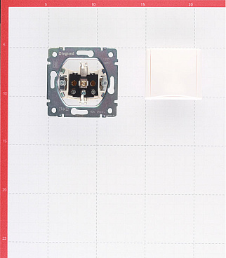 Розетка Legrand Valena встраиваемая белая с крышкой (694270)