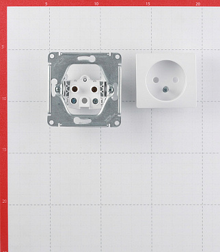 Розетка Systeme Electric Glossa встраиваемая белая (GSL000141)