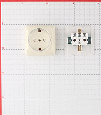 Розетка Hegel Alfa накладная слоновая кость тонкая со шторками (РА16-174-01)