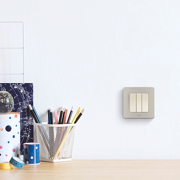 Выключатель Legrand Inspiria трехклавишный встраиваемый слоновая кость (673541)