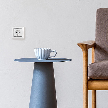 Розетка Legrand Valena встраиваемая белая (694280)