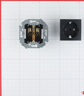 Розетка Simon 15 встраиваемая графит (1591432-038)