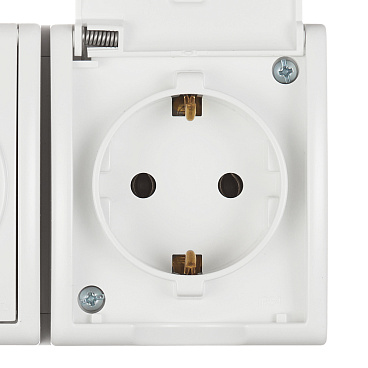 Розетка Simon 15 Aqua накладная белая с крышкой (1594433-030)