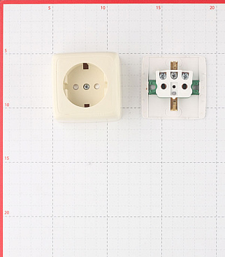 Розетка Hegel Alfa накладная слоновая кость со шторками (РА16-114-01)