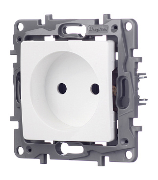 Розетка Legrand Etika встраиваемая белая (672220)