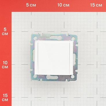Розетка Legrand Valena встраиваемая белая с крышкой (694270)