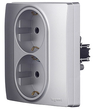 Розетка Legrand Etika встраиваемая алюминий со шторками (672433)